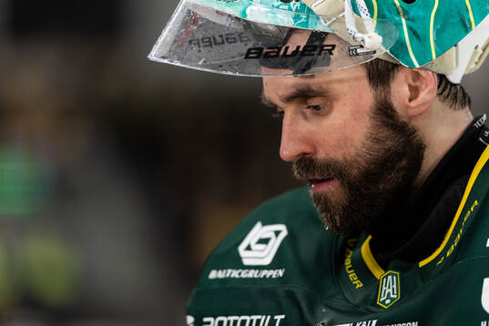 Björklövens målvakt Frans Tuohimaa deppar