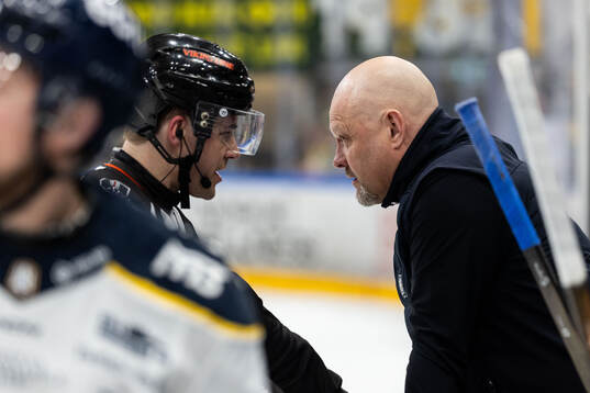 Domare Carl Von Sivers och Södertäljes tränare Andreas
