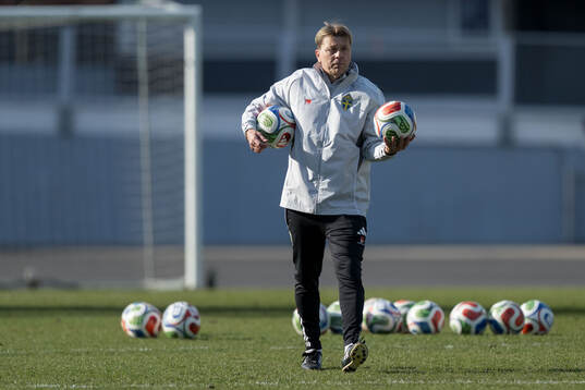 Head coach of Sweden, Tony Gustavsson, at a training session