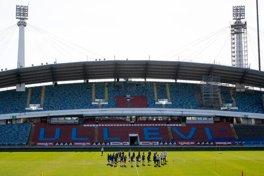 The team of Sweden gathers at a training session