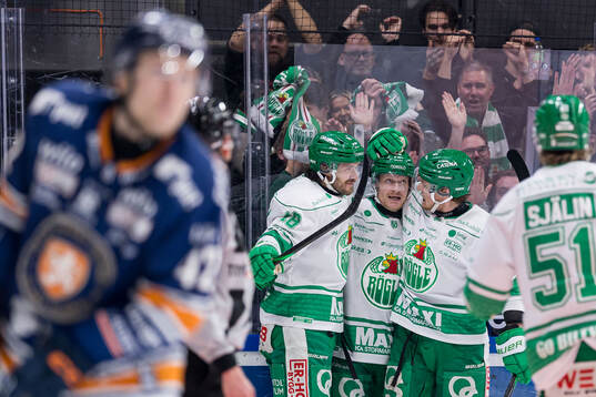 Rögles Anton Bengtsson jublar med lagkamrater