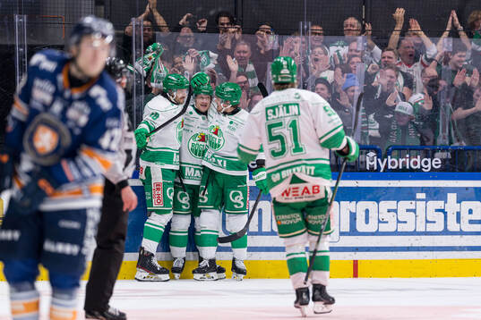 Rögles Anton Bengtsson jublar med lagkamrater