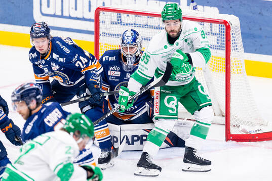 Växjös Karl Henriksson, målvakt Adam Åhman och Rögles