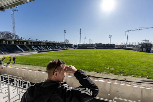 Landskronas Melker Bengtsson visar runt på Landskrona IP