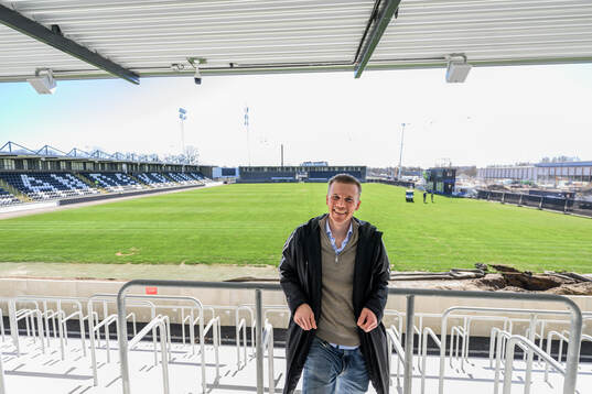 Landskronas Melker Bengtsson visar runt på Landskrona IP