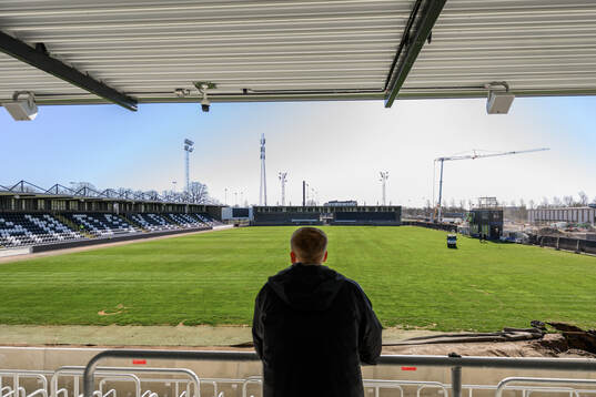 Landskronas Melker Bengtsson visar runt på Landskrona IP