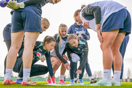 Goalkeeper Cecilie Fiskerstrand, Guro Reiten and players of