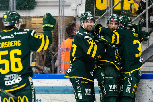 Björklövens Daniel Brodin jublar med lagkamrater