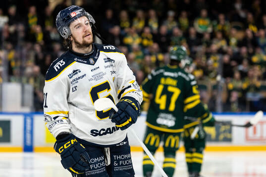 Södertäljes Andrew Vanderbeck lämnar isen