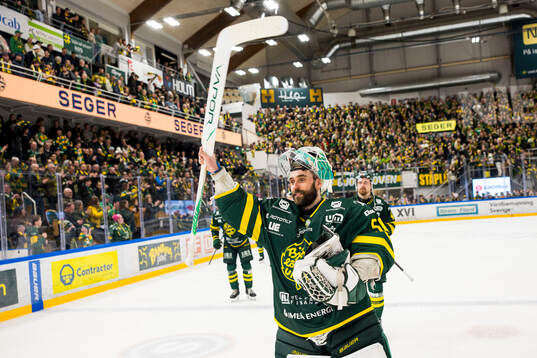 Björklövens målvakt Frans Tuohimaa jublar