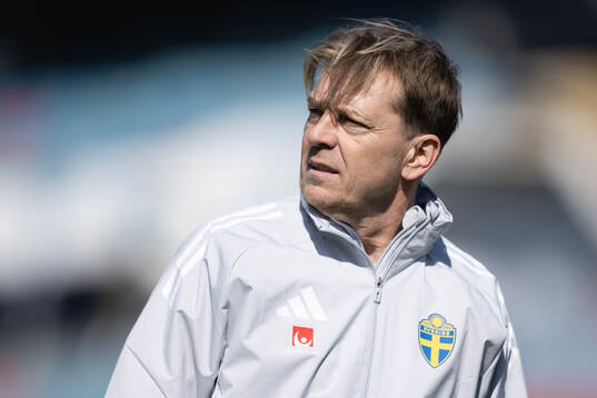 Head coach Tony Gustavsson at a training session with the