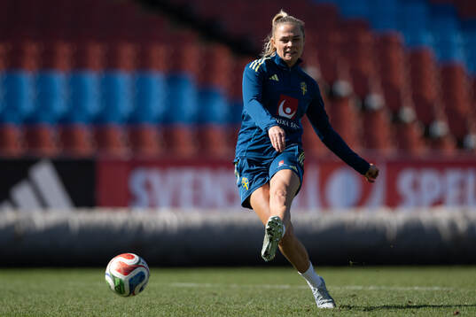 Fridolina Rolfö at a training session with the women's