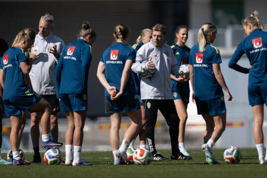 Head coach Tony Gustavsson at a training session with the