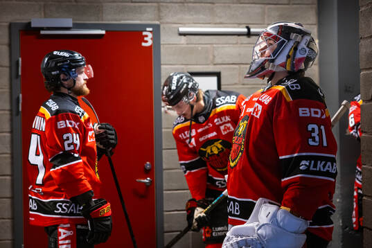 Luleås Brendan Shinnimin ,Oskari Laaksonen och målvakt