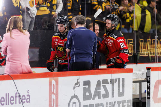 Luleås Mathias Bromé lämnar isen