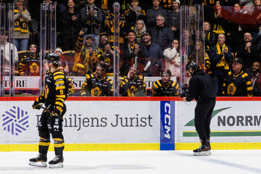 Skellefteås spelare i utvisningsbåset