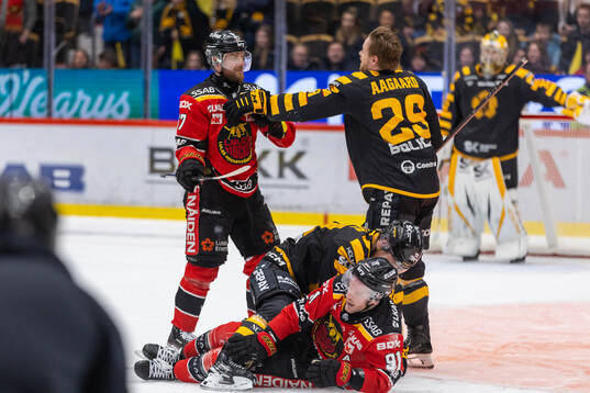 Luleås Linus Omark och Brian O'Neill i bråk med