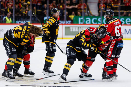 Skellefteås Oskar Vuollet och Luleås Brian O'Neill i