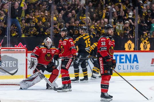 Luleås målvakt Matteus Ward ,Anton Levtchi och Oscar