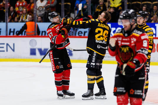 Luleås Linus Omark och Skellefteås Mikkel Aagaard i