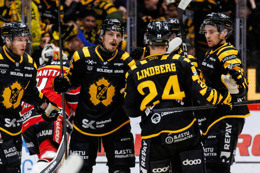Skellefteås Jonathan Johnson jublar med lagkamrater
