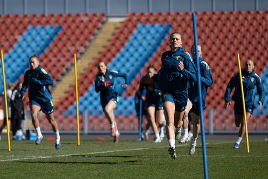Fridolina Rolfö  at a training session with the women's