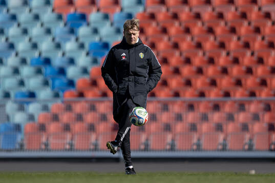 Head coach Tony Gustavsson at a training session with the
