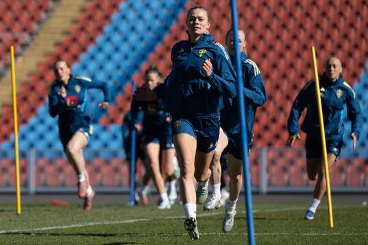 Fridolina Rolfö  at a training session with the women's
