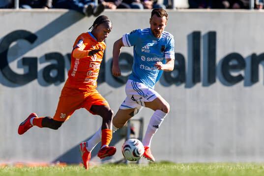 Gefles Eric Larsson och AFC Eskilstunas Ibrahima Cherif