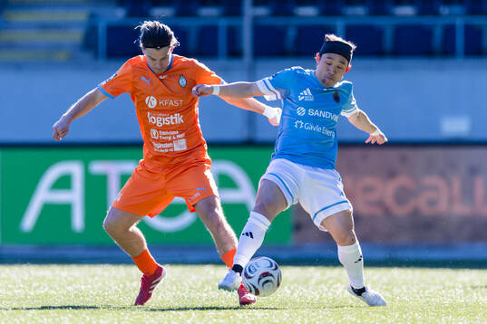 Gefles Yukiya Sugita i kamp om bollen med AFC Eskilstunas