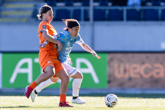 Gefles Yukiya Sugita i kamp om bollen med AFC Eskilstunas