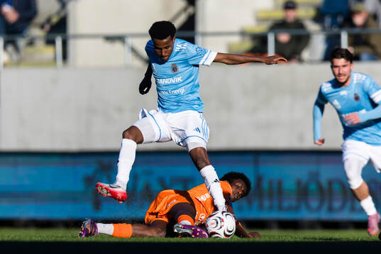 Gefles Isak Edman i kamp om bollen med AFC Eskilstunas