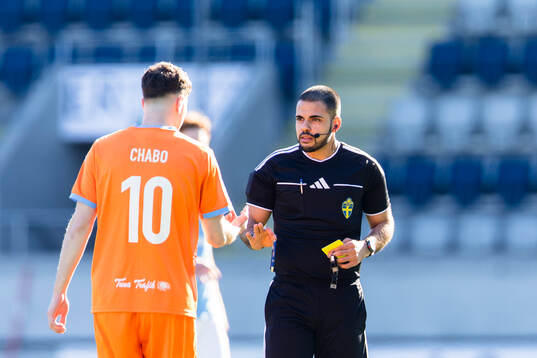AFC Eskilstunas Emanuel Chabo får ett gult kort av domare
