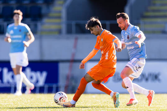 Gefles Eric Larsson  i kamp om bollen med AFC Eskilstunas