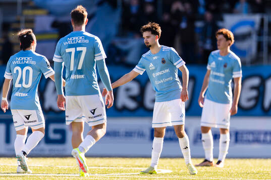 Gefles Lukas Wikgren gör 1-1 och gratuleras av lagkamrater