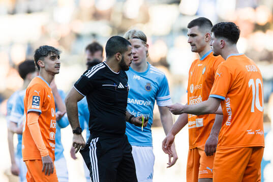 AFC Eskilstunas Emanuel Chabo för rött kort av domare