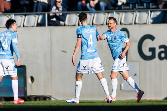 Gefles Eric Larsson firar 3-3 målet med lagkamrater