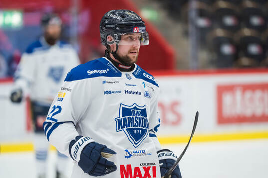 Karlskogas Viktor Lang innan ishockeymatchen i