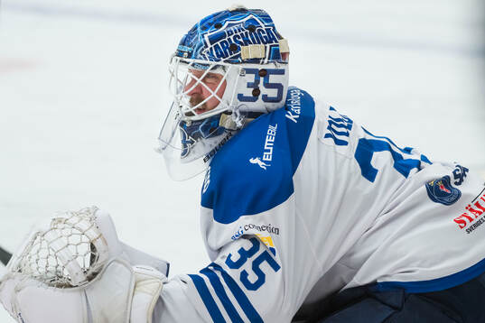 Karlskogas målvakt Lars Volden innan ishockeymatchen i