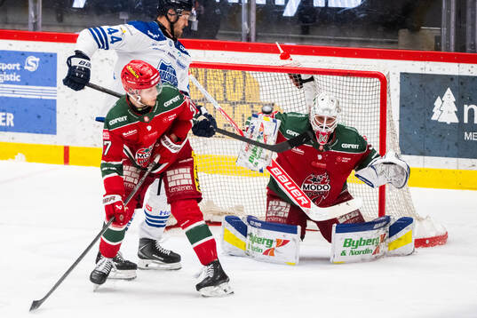 Modos målvakt Jakob Hellsten och Viktor Persson samt