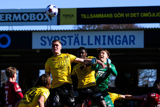 Mjällbys Jacob Bergström och Örgrytes målvakt Hampus