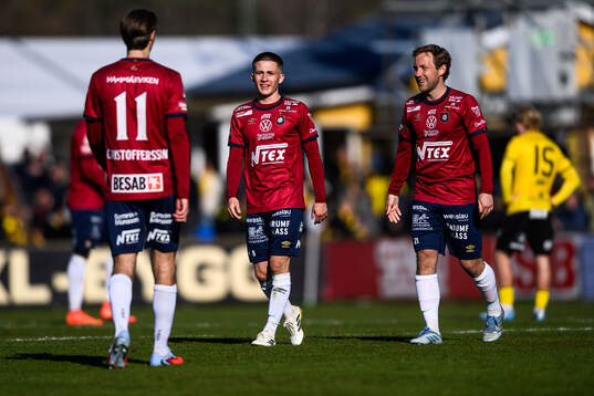 Örgrytes Benjamin Laturnus och William Kenndal jublar
