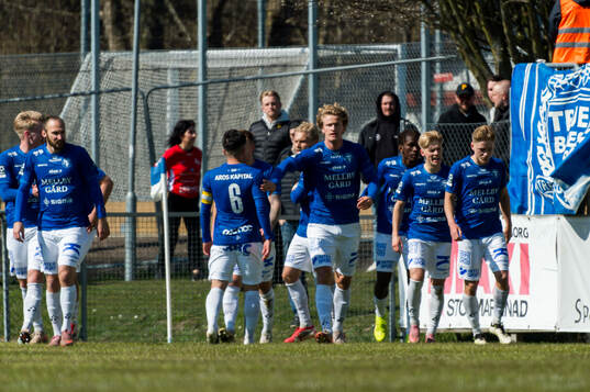 Trelleborgs Vincent Poppler jublar med lagkamrater
