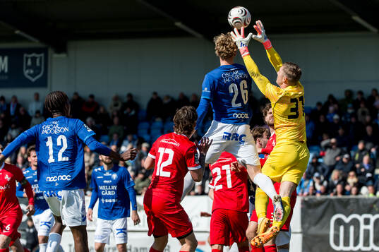 Trelleborgs Johannes Käck och Ariana FCs målvakt Philip