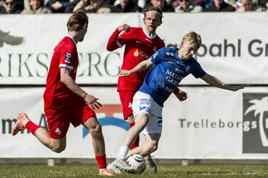 Trelleborgs Viggo Karlsson och Ariana FCs Fredrik Martinsson