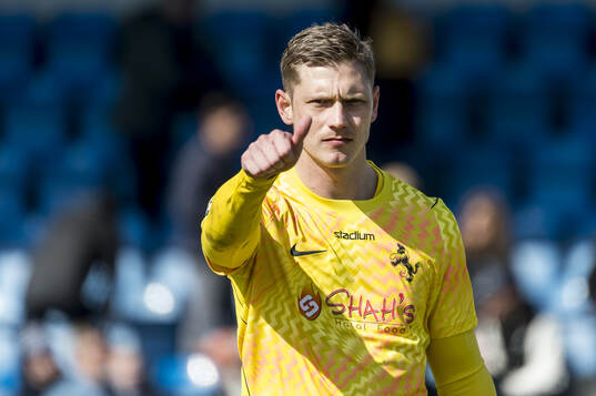 Ariana FCs målvakt Philip Mårtensson gör tummen upp