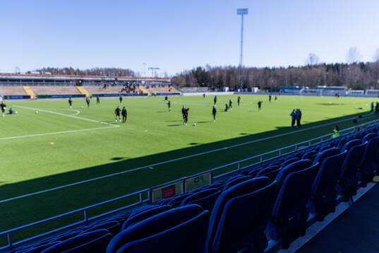 Nordic United FCs värmer upp fotbollsmatchen i Superettan