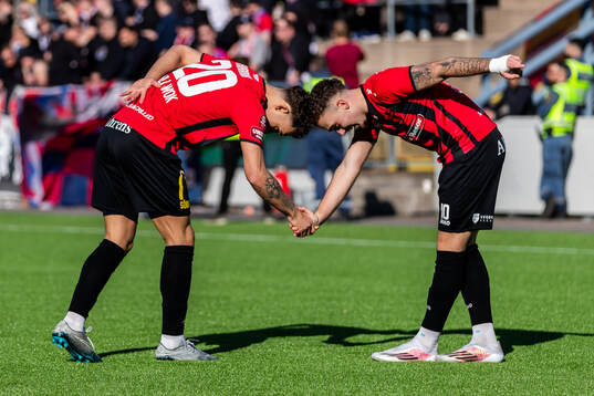 Nordic United FCs Aziz Harabi och Lorent Mehmeti jublar