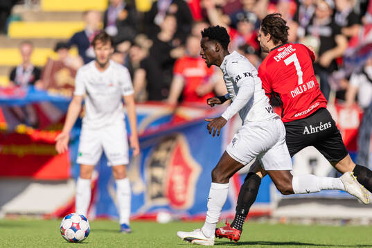 Helsingborgs Daouda Amadou och Nordic United FCs Amar