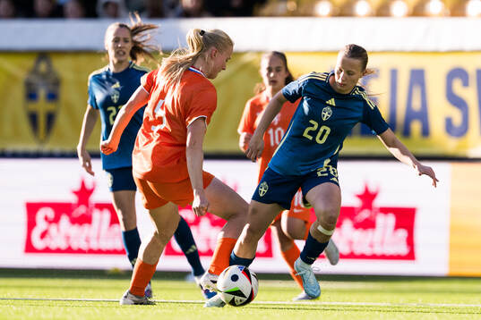 Fanny Peterson of Sweden and Juul Oudenampsen of the